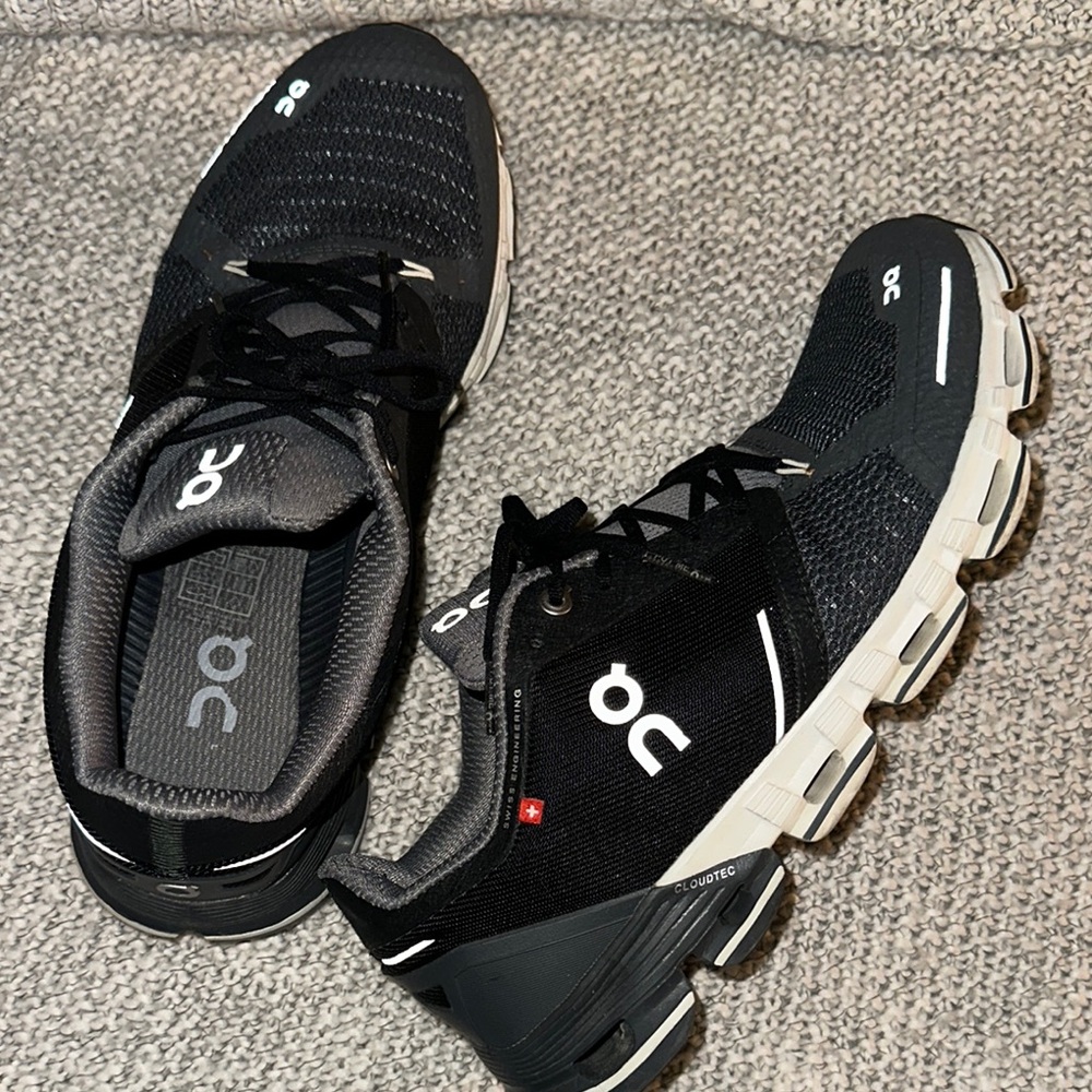 ON Running Black and White Sneakers women’s‎ Sz 11